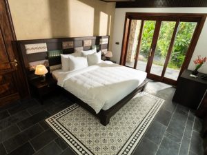 Luxury_family_villa_garden_7r301128