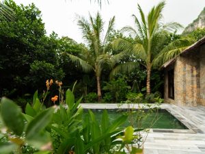 Luxury_family_villa_garden_7r301160