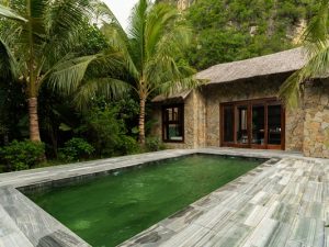 Luxury_family_villa_garden_7r301165