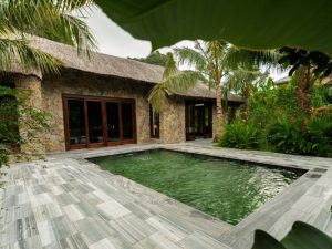 Luxury_family_villa_garden_7r301169