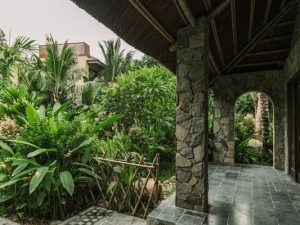 Luxury_family_villa_garden_7r301213